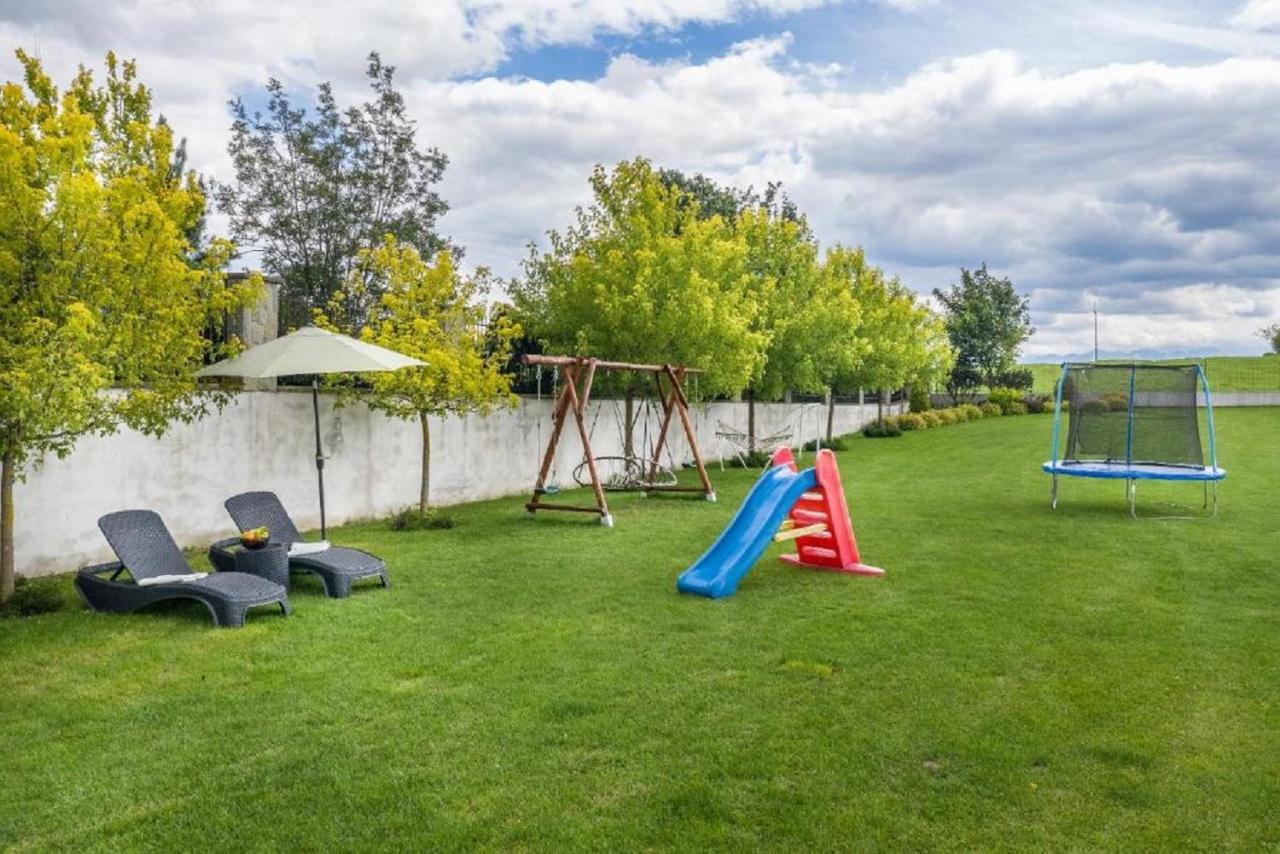 Bed and Breakfast Bialy Jelen Z Basenem I Jacuzzi Ostrowsko Exterior foto